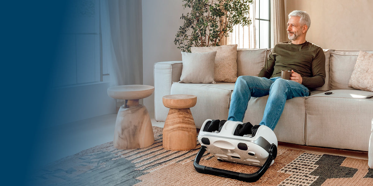 Mand i sofaen med MCare fodmassager, udsnit af det live hero-foto